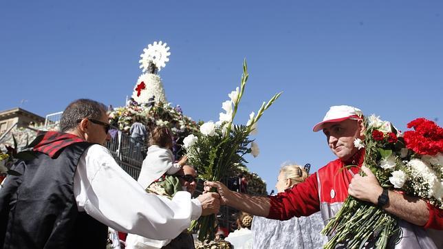 La Virgen Del Pilar Ya Luce Su Manto De Flores