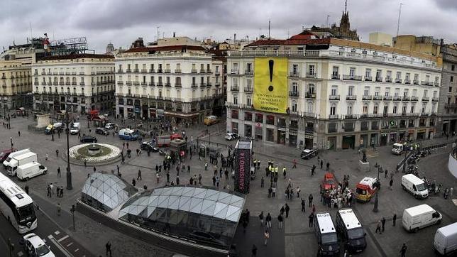 Greenpeace Despliega Una Pancarta Gigante En Plena Puerta Del Sol