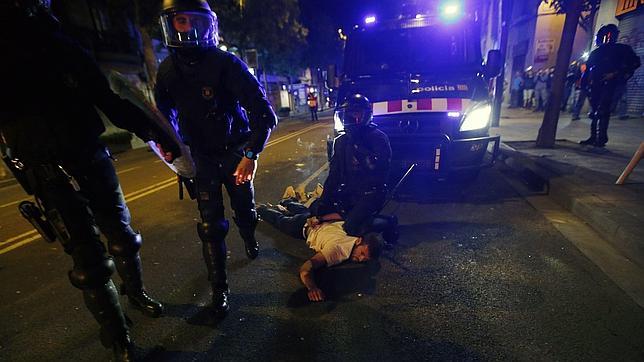 Más de 20 detenidos en la cuarta noche de violencia por el desalojo de