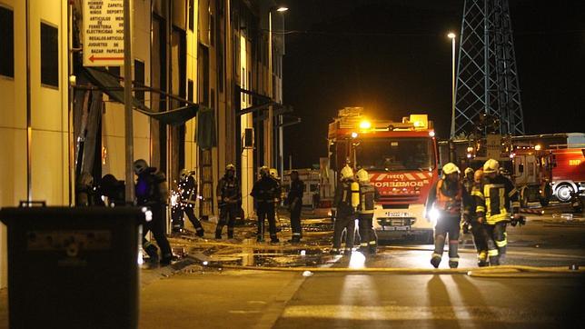 Un Espectacular Incendio Arrasa Una Docena De Naves Industriales En