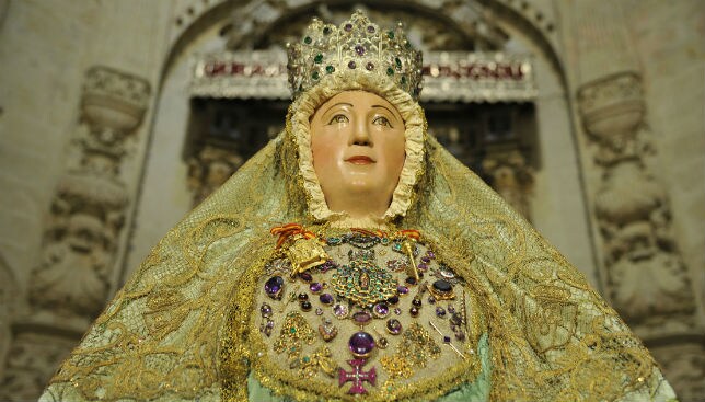 Regresa El Besamanos De La Virgen De Los Reyes A La Capilla Real