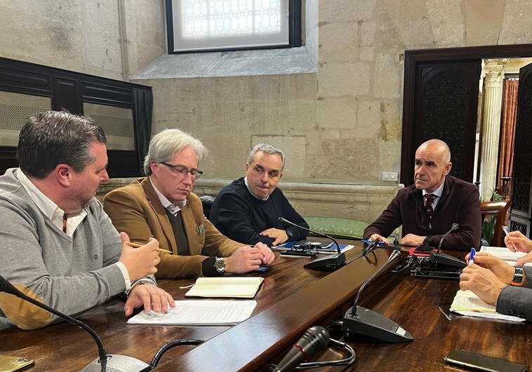 Momento de la reunión del alcalde con miembros de la directiva de la Asociación de Hostelería de Sevilla