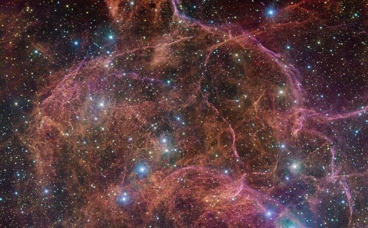 En esta espléndida imagen de la supernova Vela se aprecian, en tonos rosados y anaranjados, los delicados filamentos de gas lanzados al espacio tras la explosión de una estrella hace unos 11.000 años