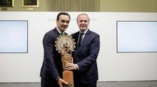 El Cid recibe el trofeo de manos de Jorge Azcón