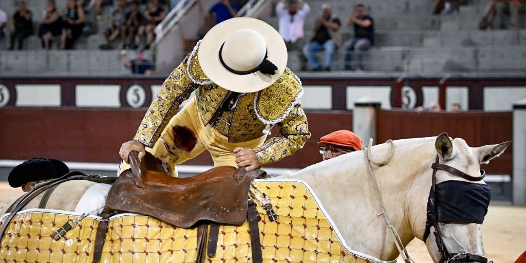 El picador José Ney Zambrano sufre una grave cornada en la nocturna de