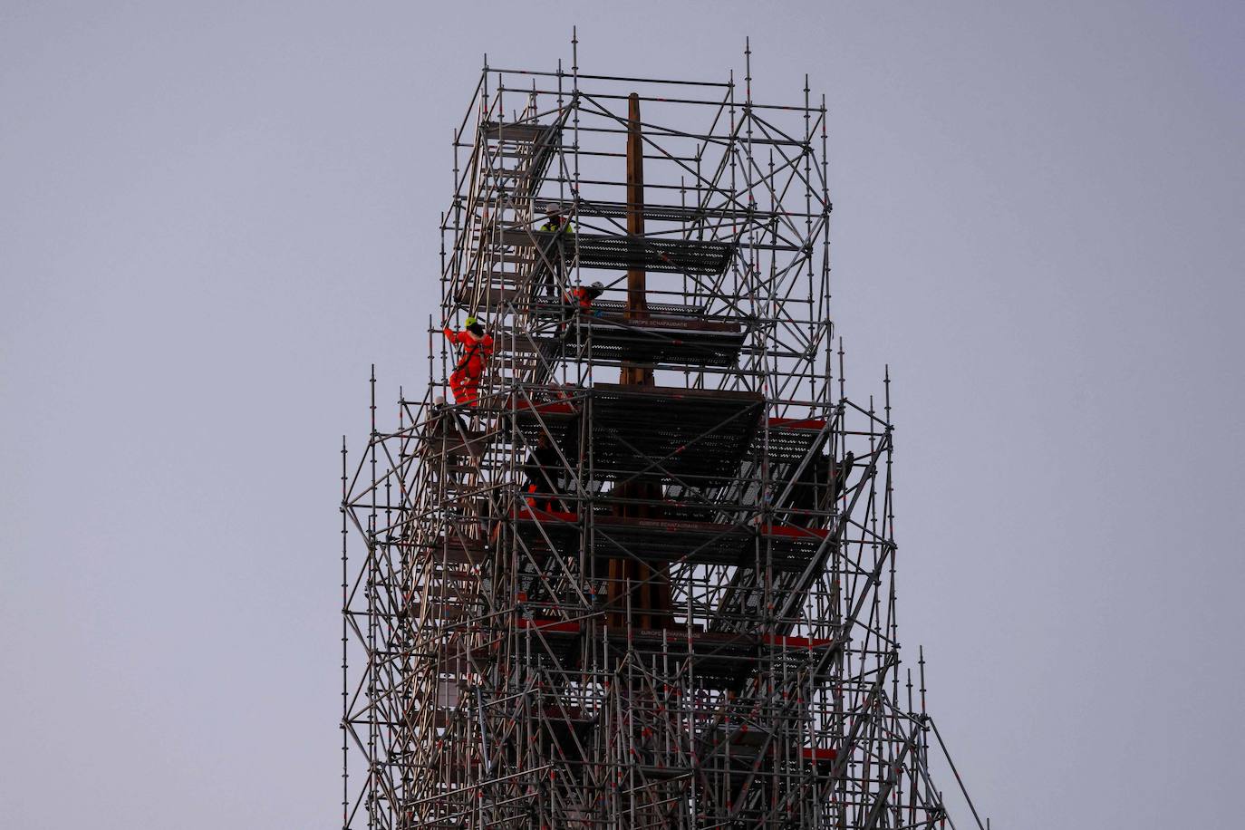 Notre Dame Reconstruye Su Flecha