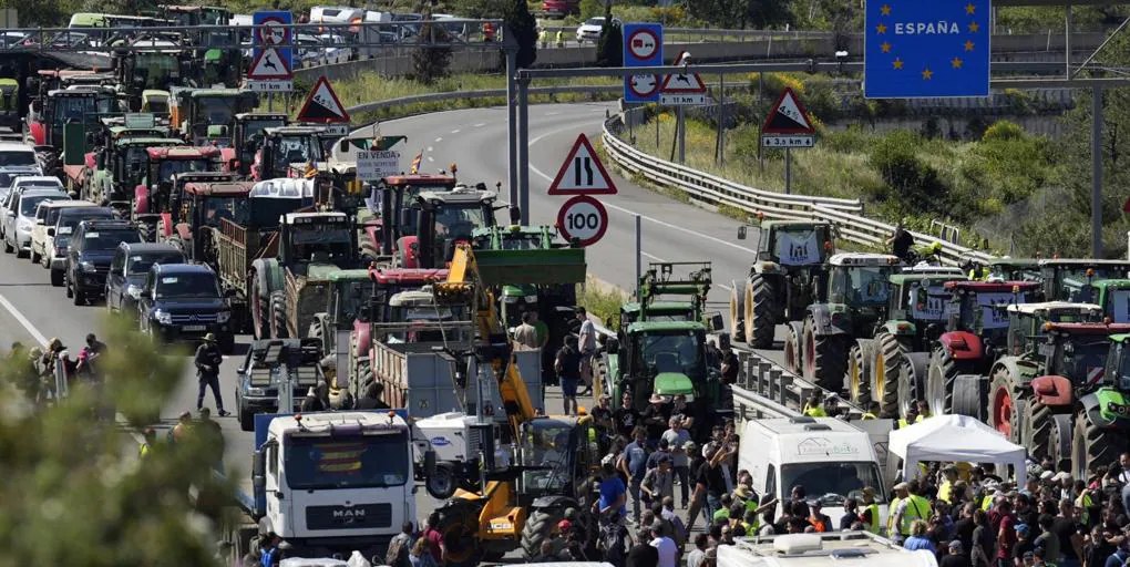 Qué piden los agricultores que protestan en la frontera con Francia