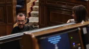 El portavoz parlamentario de Unidas Podemos, Pablo Echenique, conversa con la ministra de Igualdad, Irene Montero, durante el Pleno en el Congreso