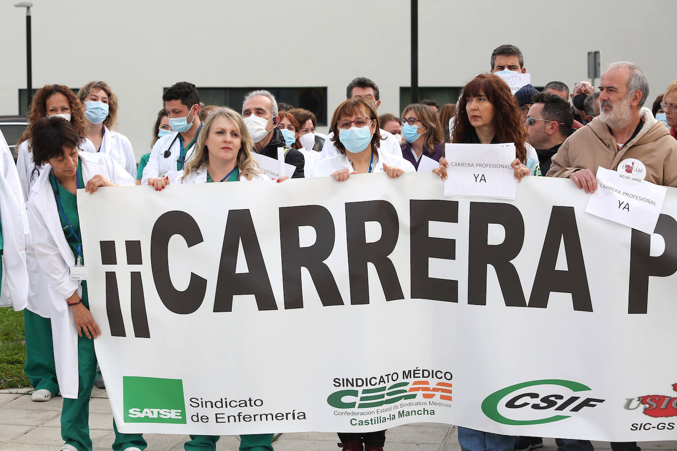 Los Sanitarios Se Concentran Para Pedir La Reanudaci N De La Carrera