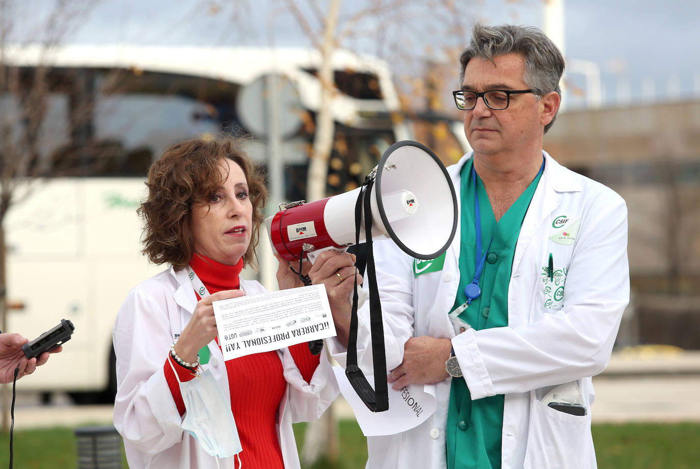 Los sanitarios se concentran para pedir la reanudación de la carrera