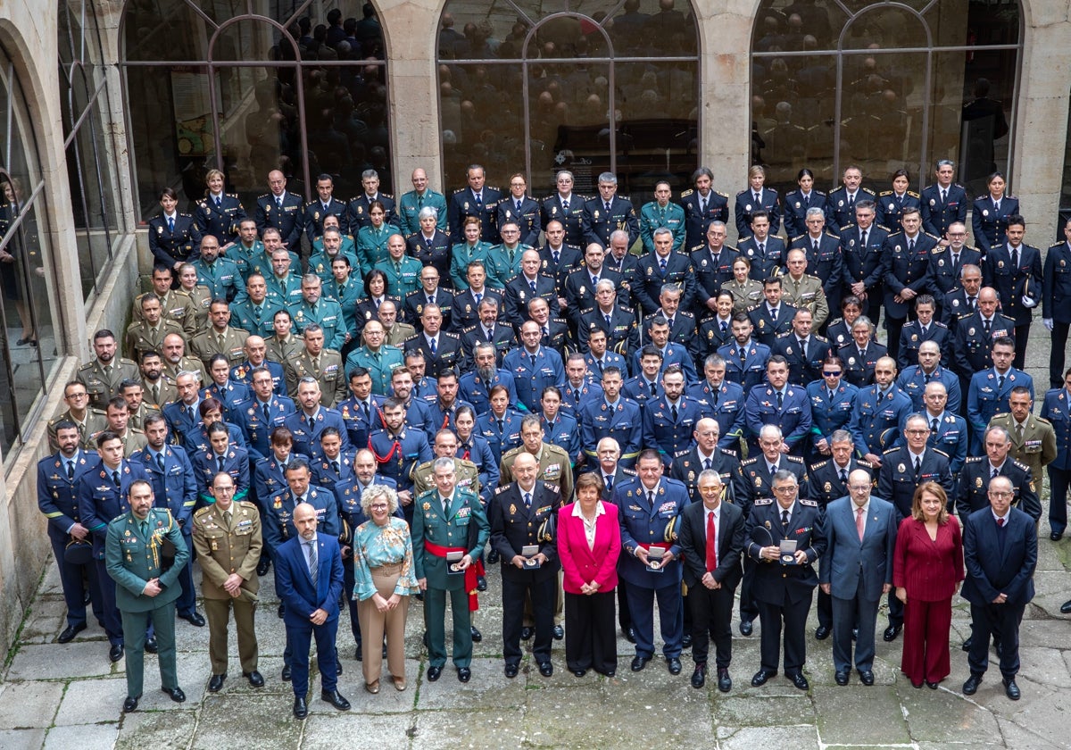 La Usal se rinde ante la labor del Ejército Policía y Guardia Civil