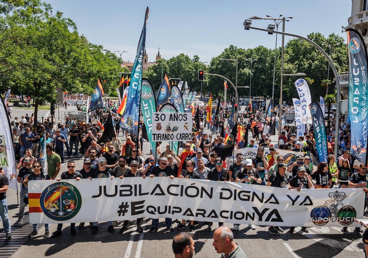 Polic As Y Guardias Civiles Salen A La Calle Por Una Jubilaci N Digna