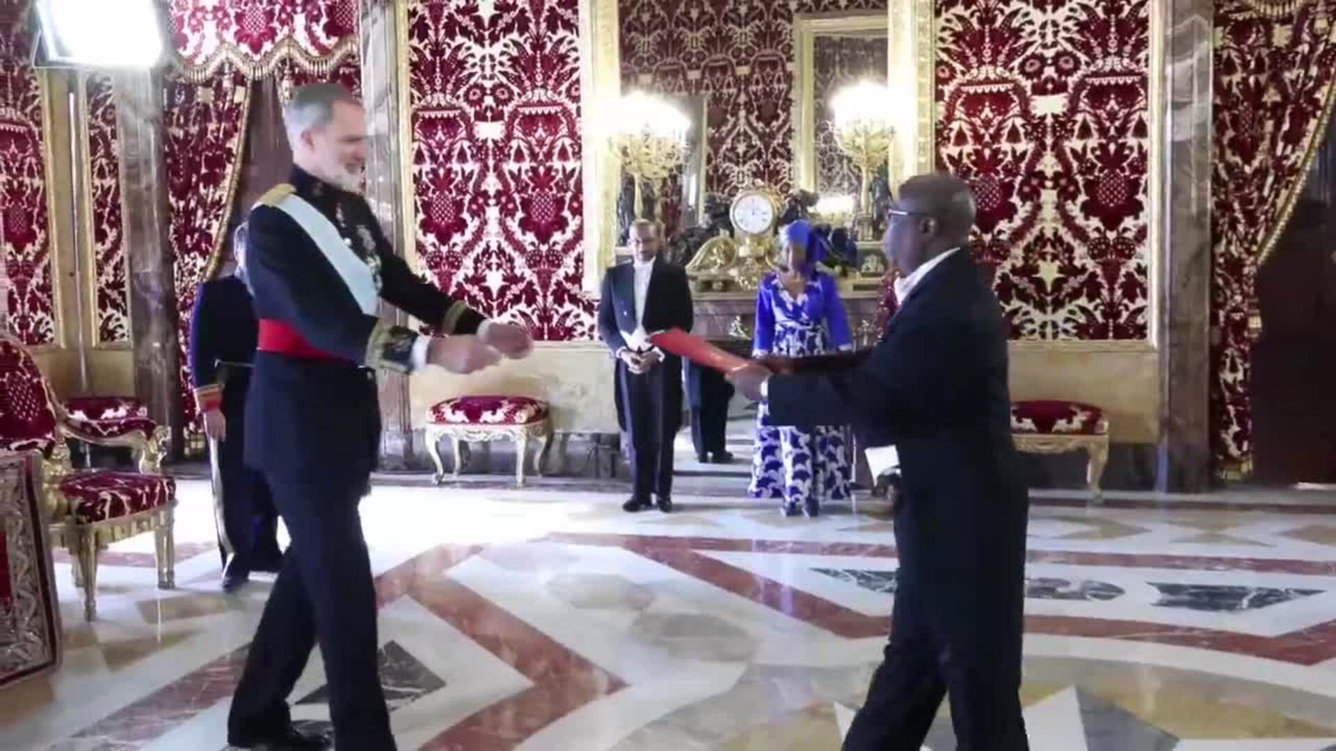 Felipe VI Recibe Las Cartas Credenciales Del Nuevo Embajador De El Salvador