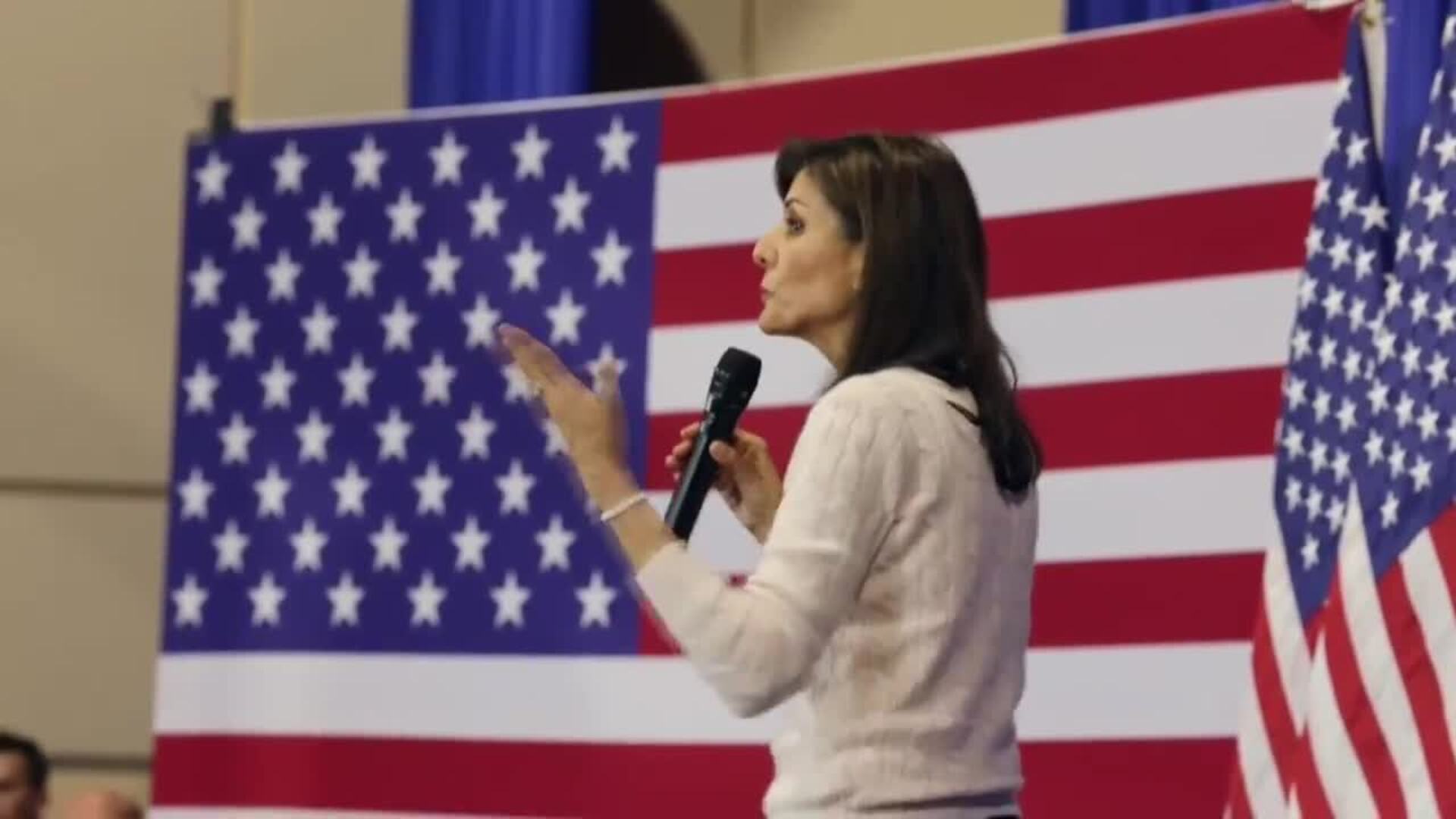 Nikki Haley se dirige a sus partidarios durante una parada de campaña