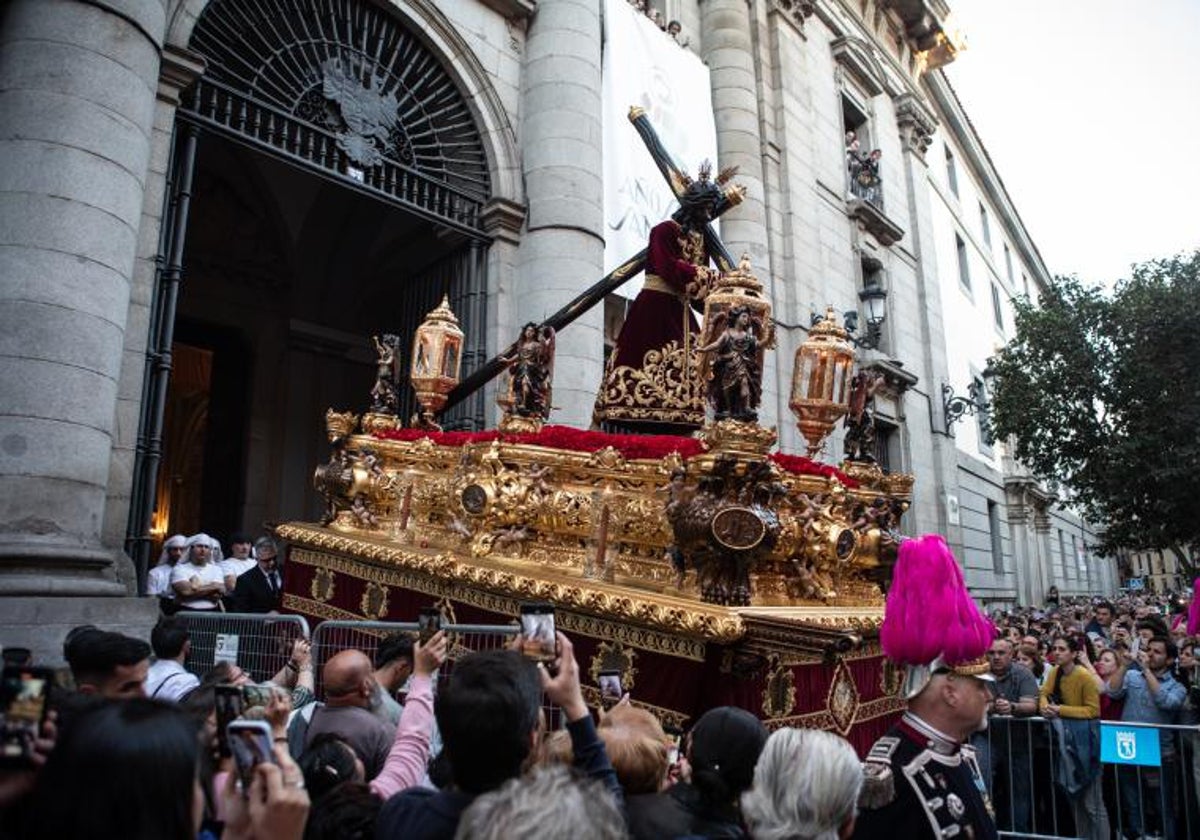 El hombro y el costal miran al cielo madrileño para salir en Jueves Santo