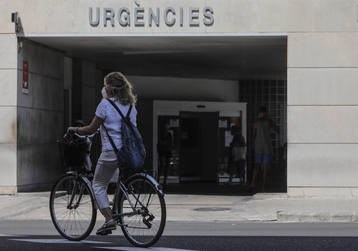 Está con los ojos en blanco inconsciente y sin apenas respiración