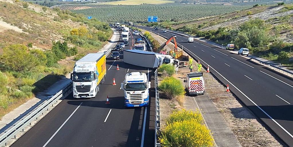 Accidente C Doba Herido El Conductor De Un Cami N Tras Volcar En La A