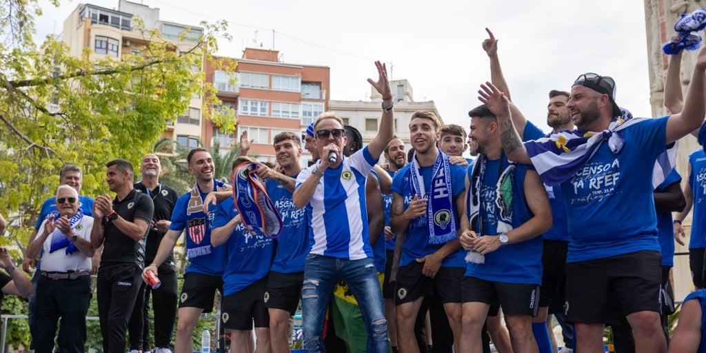 El cantante Fran Navarro celebra el ascenso del Hércules con su canción