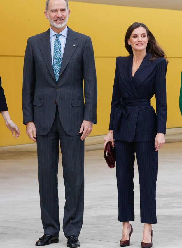 La reina con traje de raya diplomática reciclado, y complementos de Magit nuevos en color burdeos.