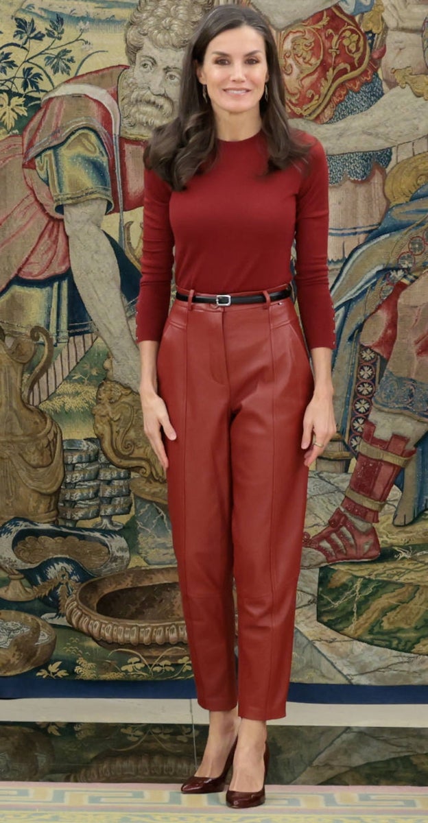 Los pantalones más arriesgados de doña Letizia, 'carrot fit' en cuero rojo.