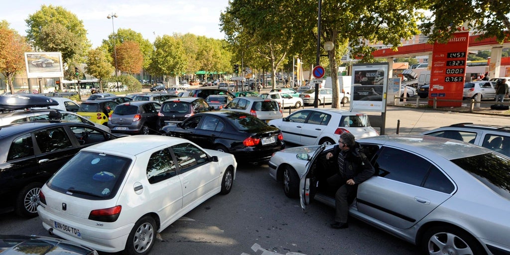 Peleas Y Escupitajos En Las Gasolineras De Francia Durante Las Huelgas