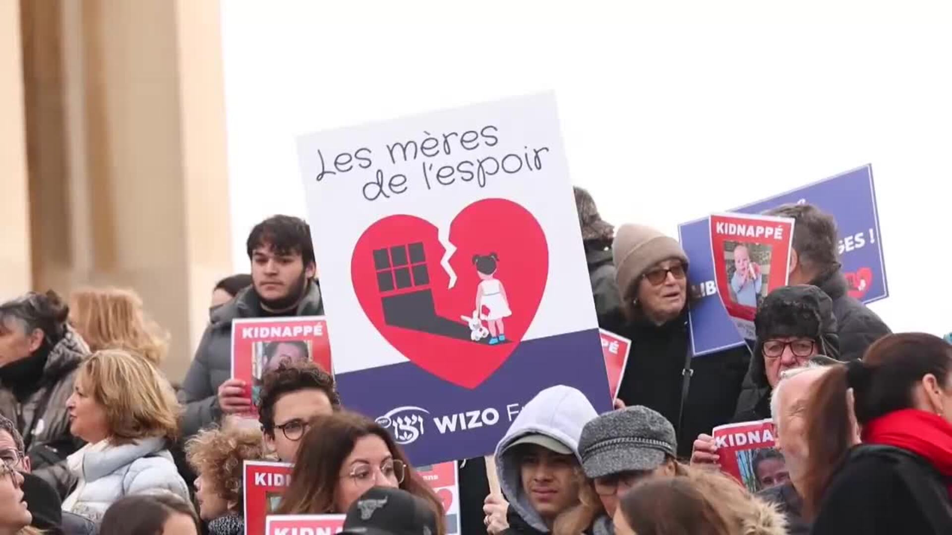 Decenas de personas participan en una manifestación organizada para