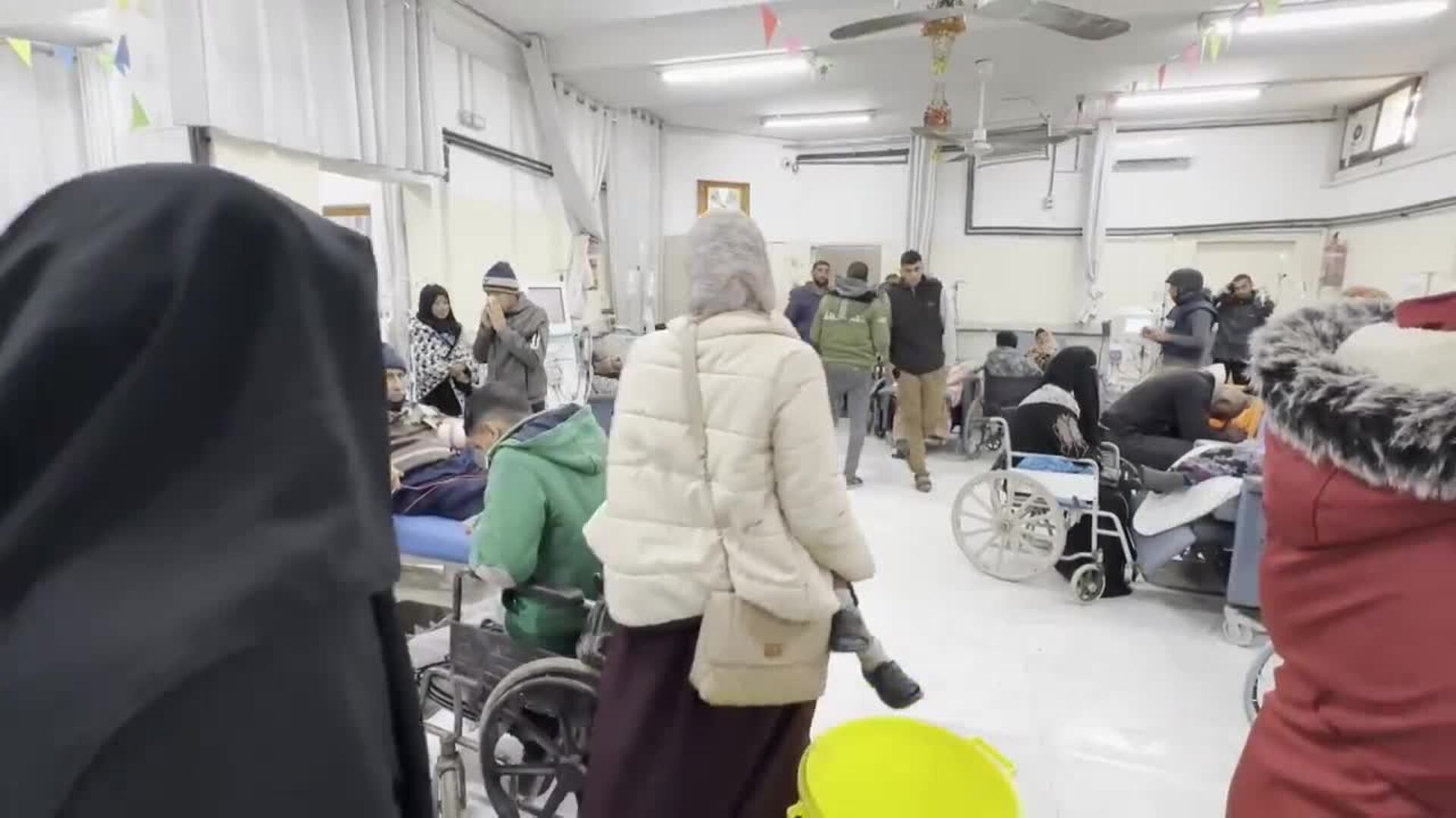 Hacinamiento En Un Hospital De Rafah De Pacientes Para Hacer Di Lisis