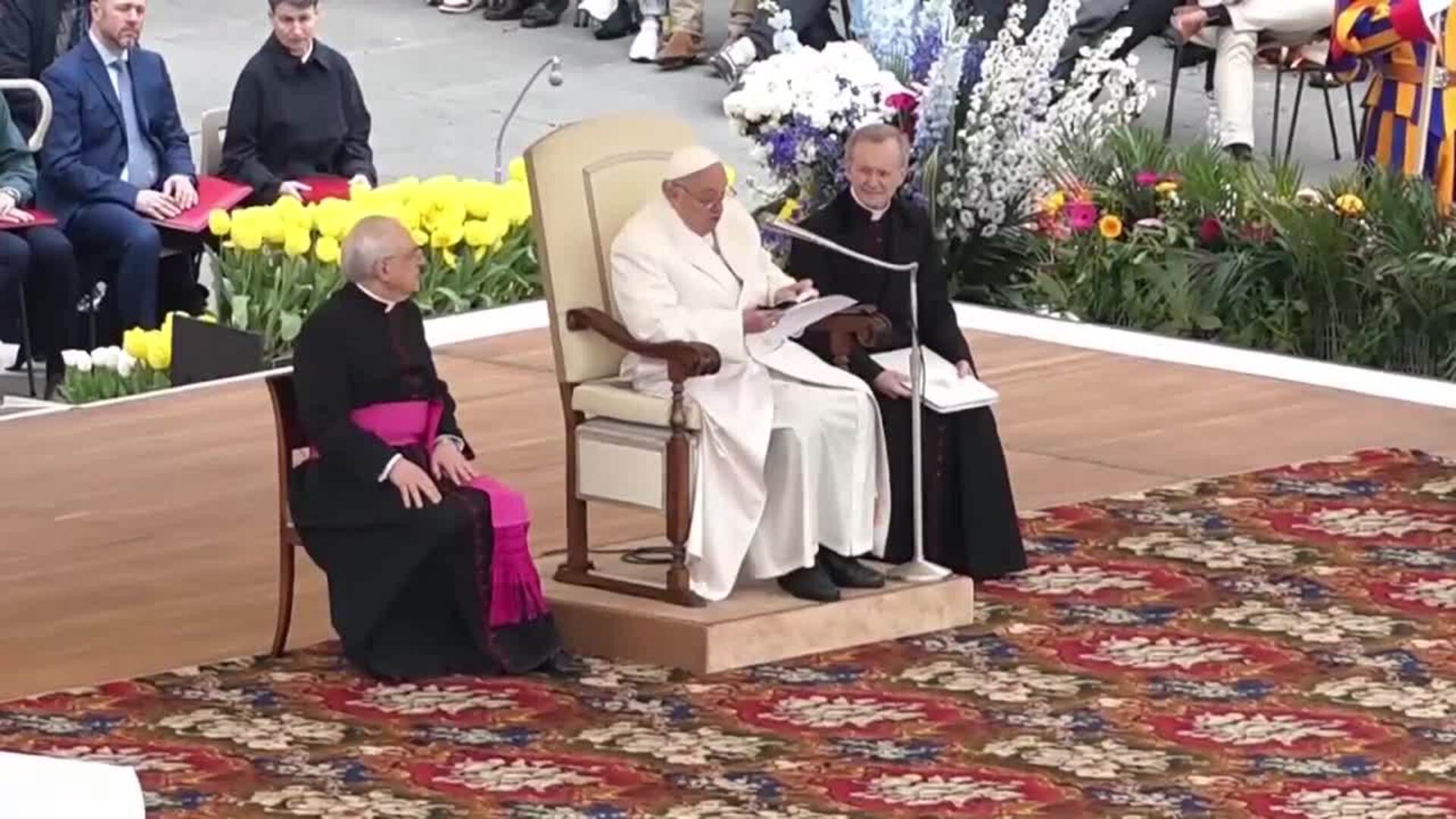 El papa guarda minuto de silencio por todos los jóvenes soldados