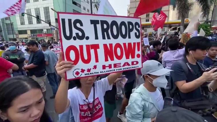 Filipinos protestan frente a la Embajada de Estados Unidos en Manila contra la cumbre trilateral