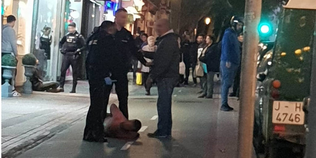 Detenido Por Intentar Agredir A Un Hombre Con Dos Cuchillos En La Calle