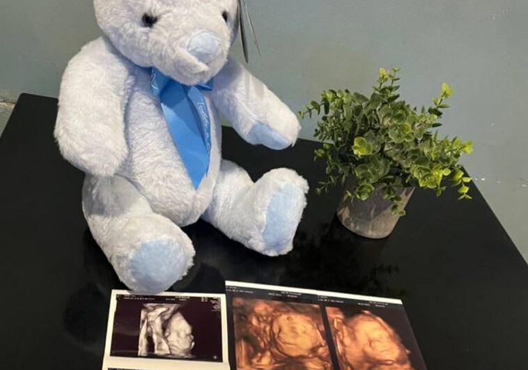 Un detalle de las publicaciones de Sarah, en la que se ven ecografías en 3D del bebé y un peluche azul que indica que el hijo posiblemente será un varón
