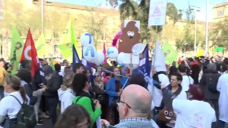 Un millar de sanitarios protestan en Barcelona contra el preacuerdo firmado con el ICS