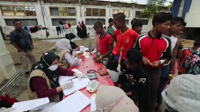 Rohinyás reciben atención medica en un refugio temporal en Aceh