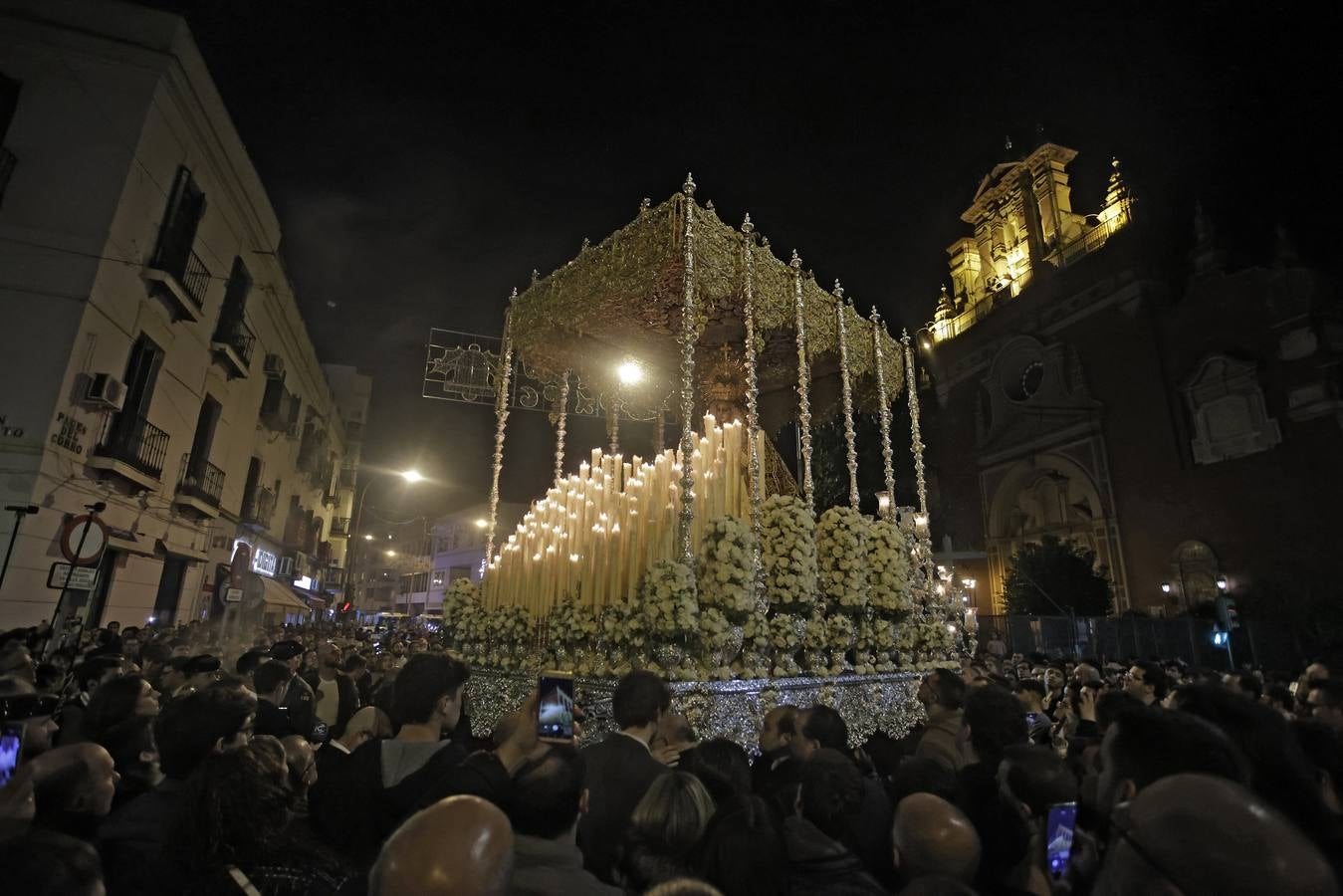 La Virgen del Patrocinio deslumbra por las calles de Triana en imágenes