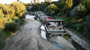 Casas flotantes en el lecho seco del río Waal, Holanda