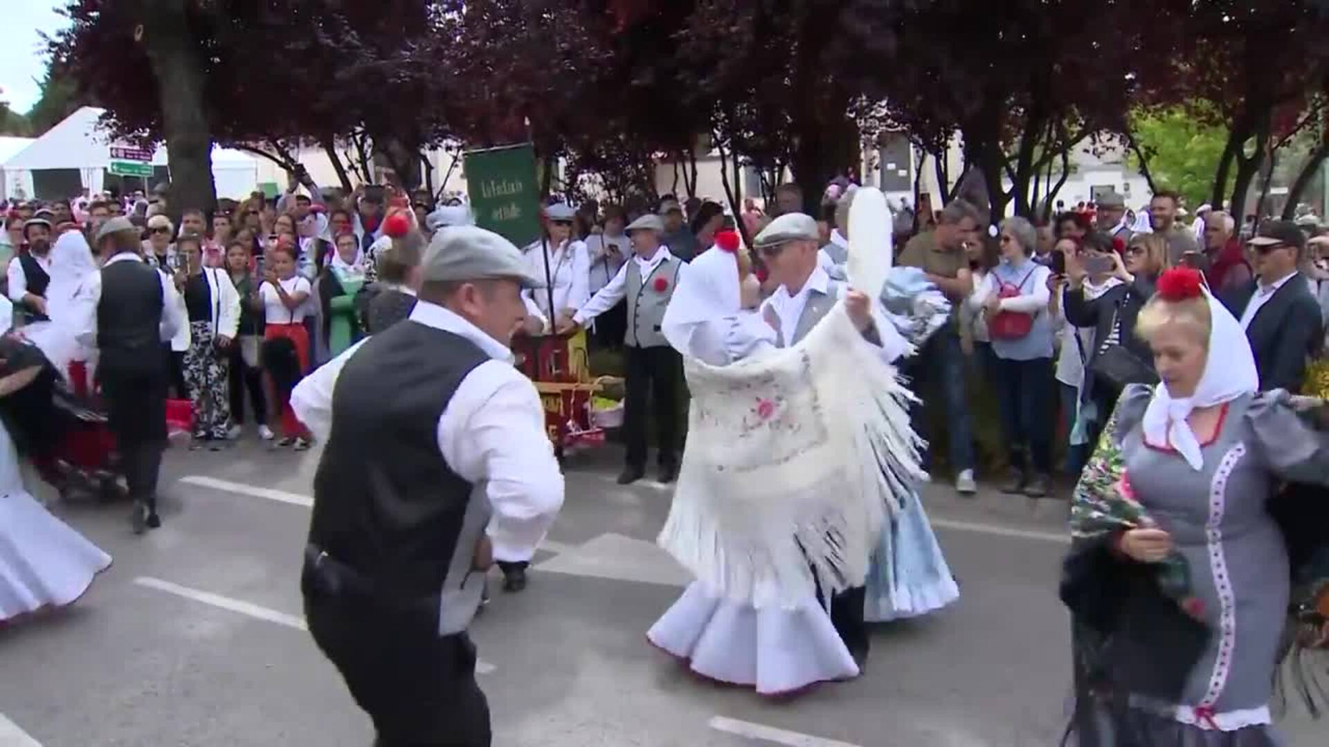 Madrid Festeja San Isidro Bailando Chotis En La Pradera