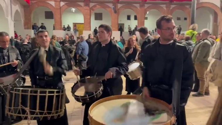 El estruendo de los tambores y los bombos vuelve en la noche del Jueves Santo en Híjar