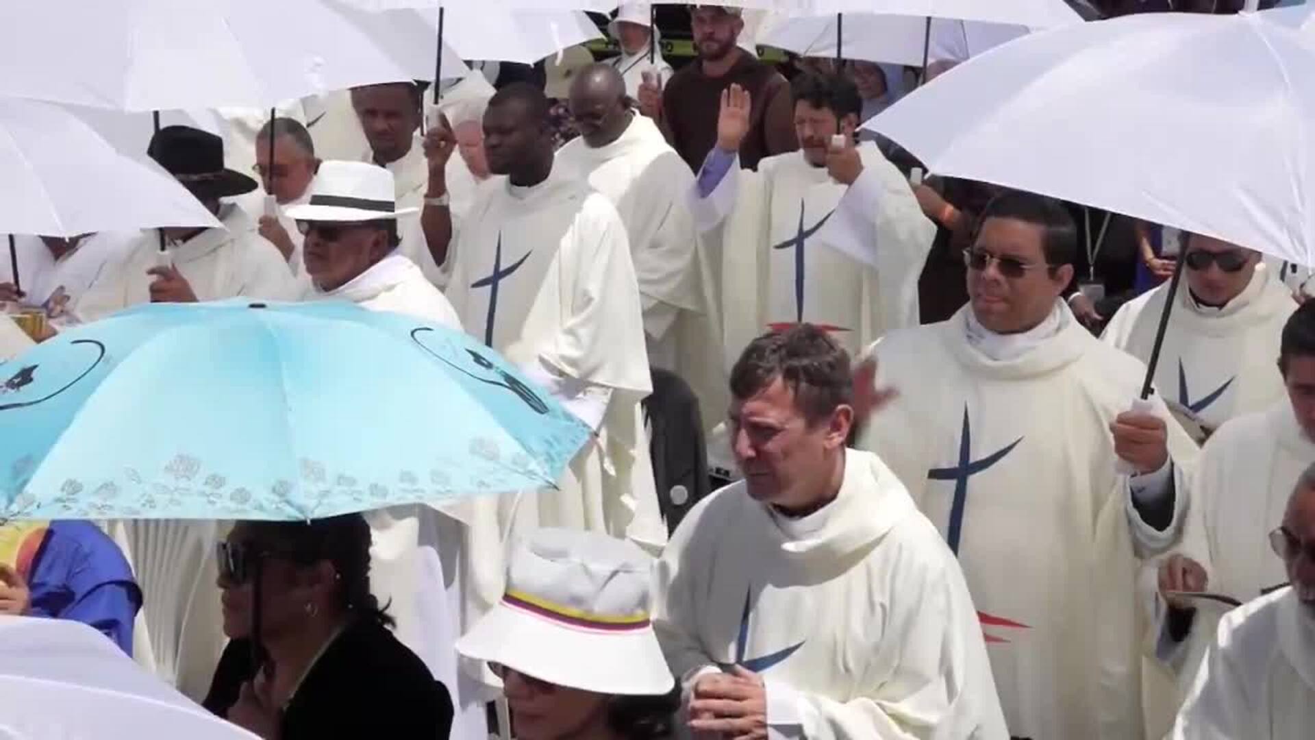 Unas Personas Participaron En La Misa De Clausura De Congreso