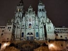 La última hora del día en la Plaza del Obradoiro, con la imponente catedral de Santiago