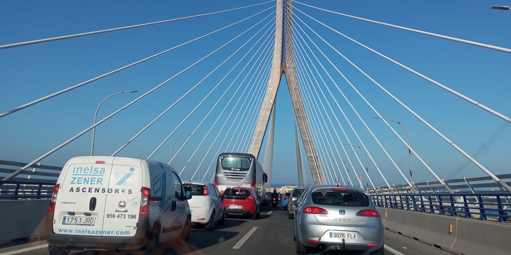 Dos accidentes de tráfico en el Segundo Puente provocan importantes