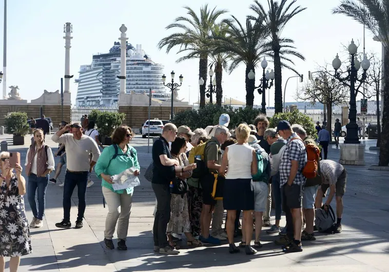 Fotos: Más de 8.000 cruceristas en Cádiz este jueves