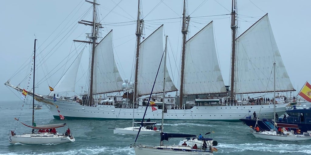 Impresionante Despedida Del Elcano Desde El Mar C Diz Vuelve A