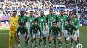 Formación inicial del Betis en el partido contra el Levante