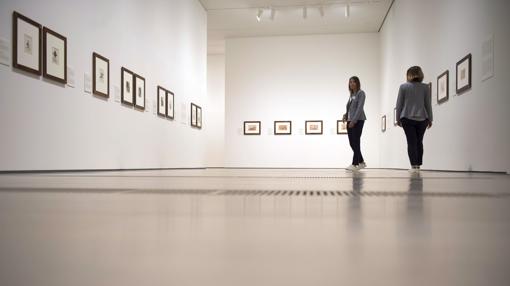 Dos personas visitan la muestra de dibujos de Goya en el Centro Botín