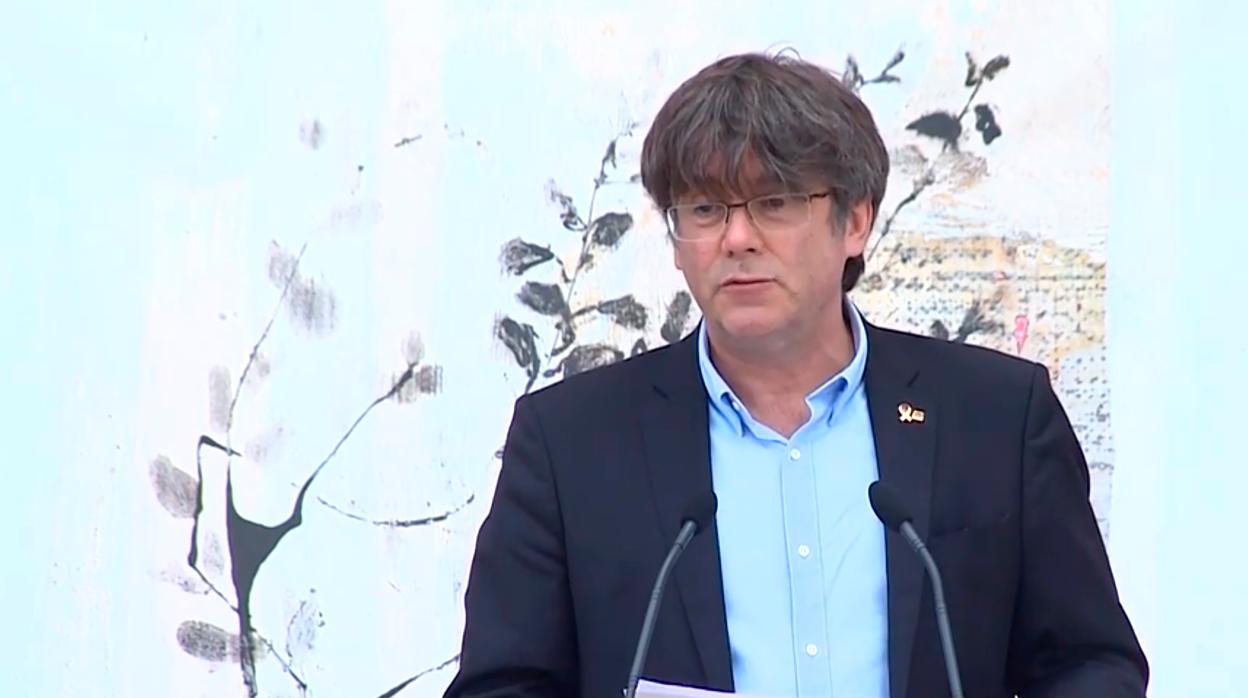 Puigdemont critica el papel perverso y débil de ERC en el procés