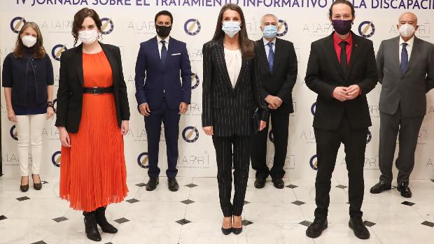 Iglesias se pone corbata y una camisa roja para acompañar a la Reina tras atacar a la Monarquía