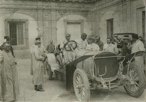 El rey Alfonso XIII al volante de un automóvil