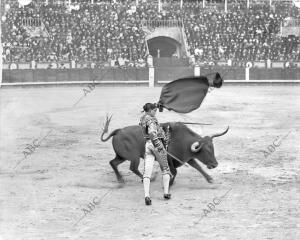 Gallito dando a su primer toro un pase de pecho durante la Corrida de la Prensa