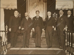 El ex ministro Sr. Benjamín (S), con algunos señores de la Junta de Gobierno,...