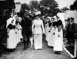 La Reina de Inglaterra Visitando un hospital de Soldados Australianos